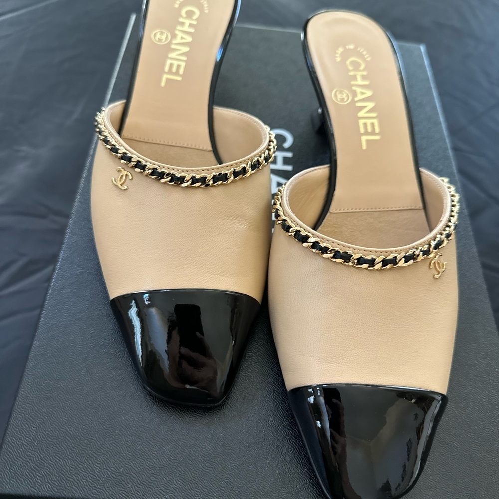 CHANEL
Lambskin Patent Cap Toe Chain Mule